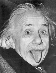 "La fotografía de Albert Einstein sacando la lengua fue tomada el 14 de Marzo de 1951 en su 72 cumpleaños por el fotógrafo Arthur Sasse, a la salida de la fiesta después de que éste le solicitara una pose."