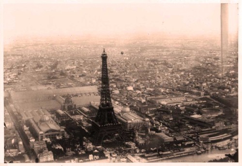 Vista aérea de la Exposición Universal en 1889 desde un globo aerostático. La fotografía fue tomada por Alphonse Liébert.